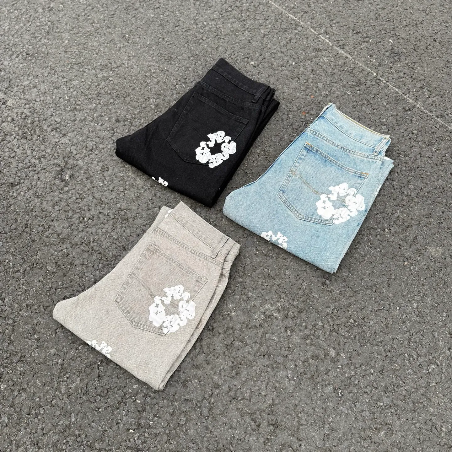 #8197 P220💰 DENIM TEARS Kapok American niche brand printed washed straight jeans. Produced by a major washed factory. Full of high-end feel. Knee part destroyed design with patchwork design. Already used as facade design. Leather waist nameplate. The focus of this style is not on washing, but on the destroyed shape and version. The secret lies in the craftsmanship of the master. The cost of post-production grinding, machining, knife cutting, etc. is far beyond comparison with assembly line products. Color: black, blue, gray. Size: 28-36 (corresponding to S-XXL)